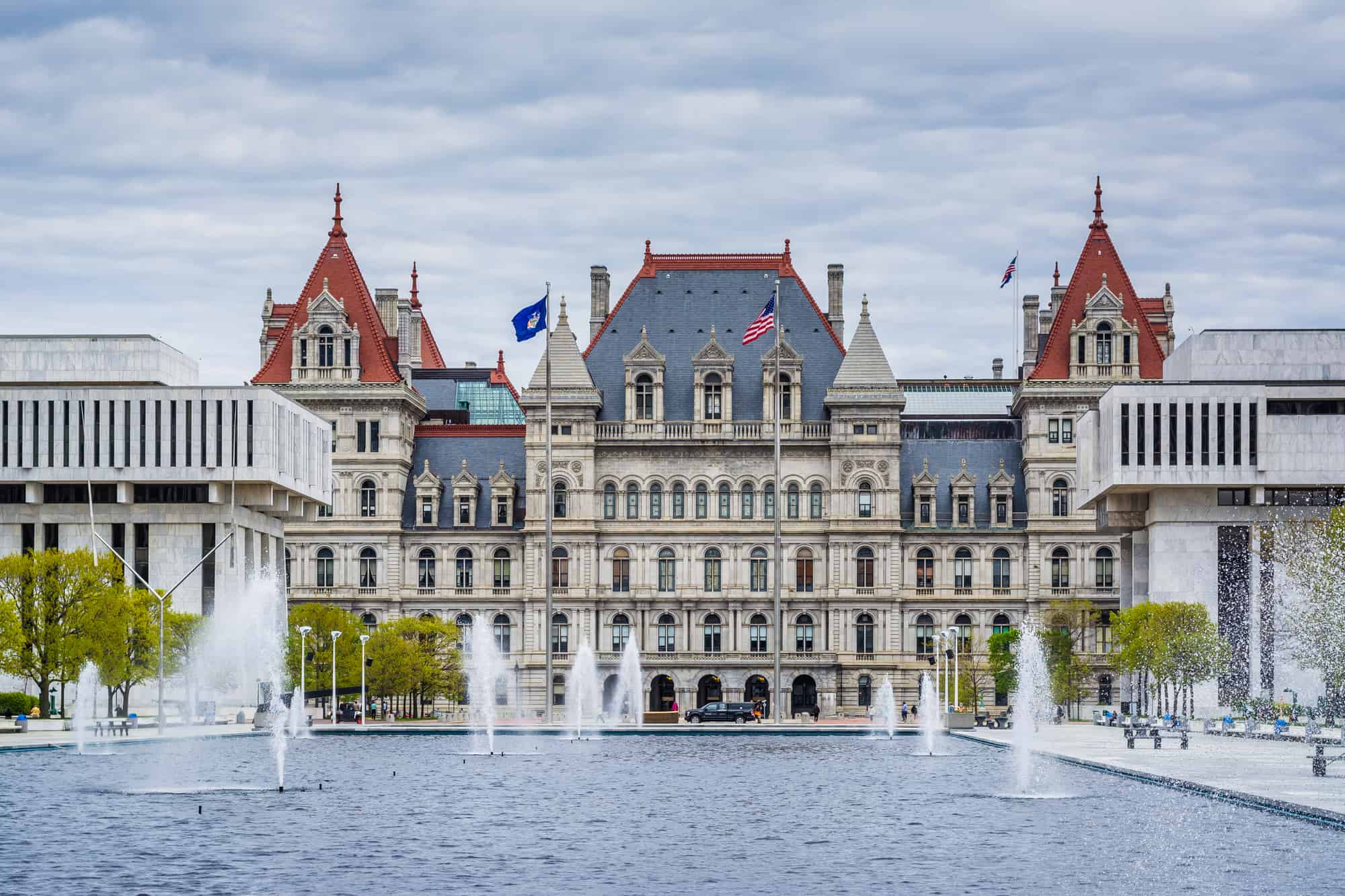 Fountains and the exterior of the New York State Capitol, in Alb – Rounder