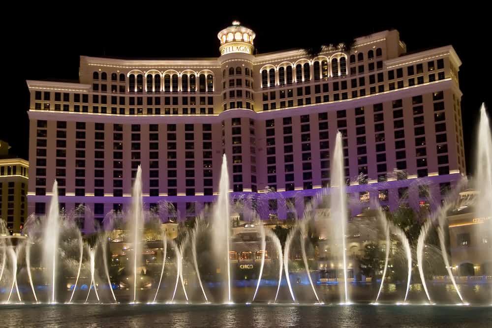 Отель Белладжио Лас Вегас. Las Vegas Bellagio Fountain. Белладжио Лас Вегас фонтаны вблизи. Поющий фонтан Лас-Вегас возле казино-отеля.